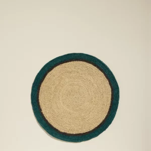 Set de table Globe en fibres naturelles avec une touche de bleu Sarah, un accessoire élégant et pratique pour ajouter du style et de la couleur à votre table.