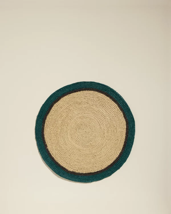 Set de table Globe en fibres naturelles avec une touche de bleu Sarah, un accessoire élégant et pratique pour ajouter du style et de la couleur à votre table.