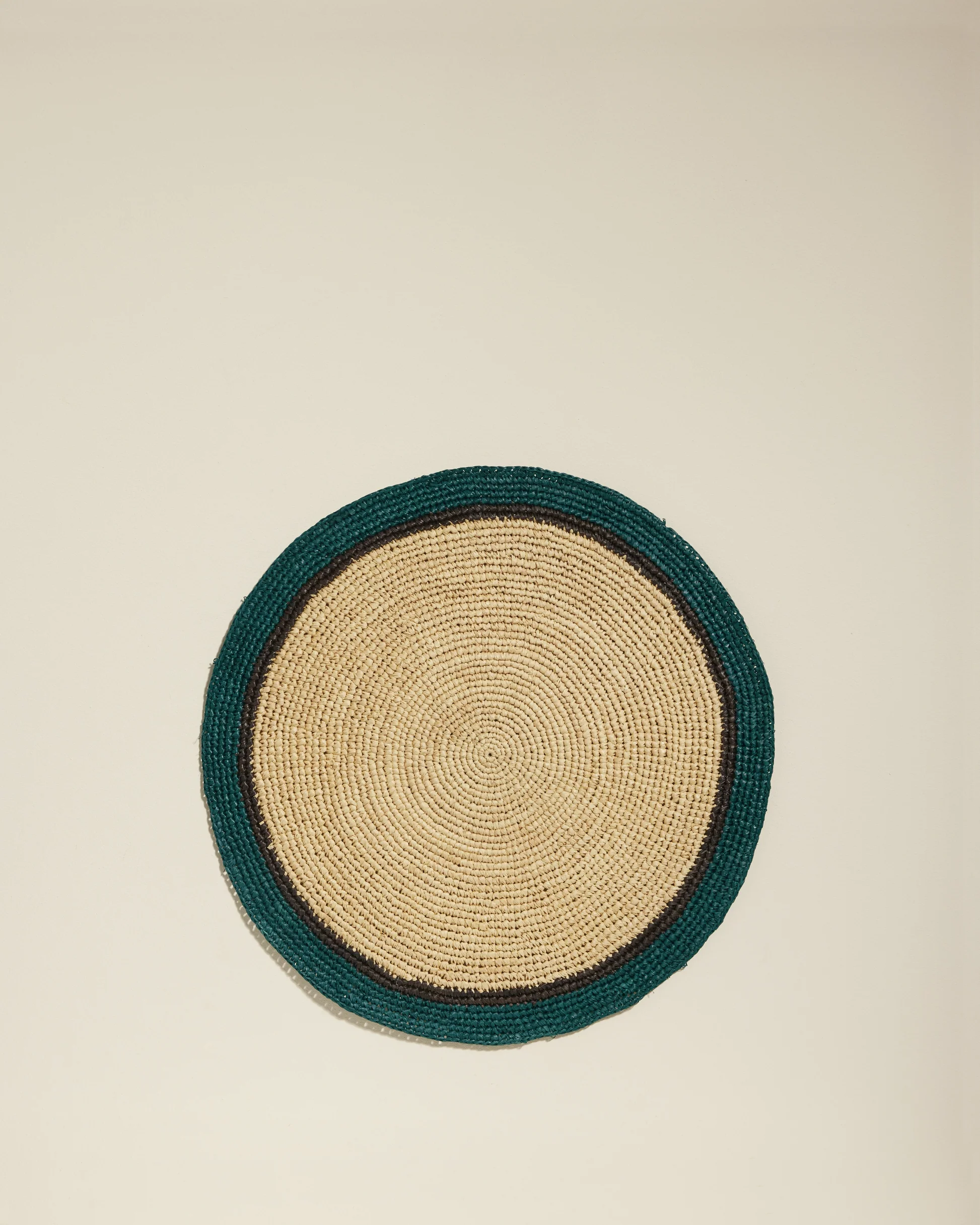 Set de table Globe en fibres naturelles avec une touche de bleu Sarah, un accessoire élégant et pratique pour ajouter du style et de la couleur à votre table.