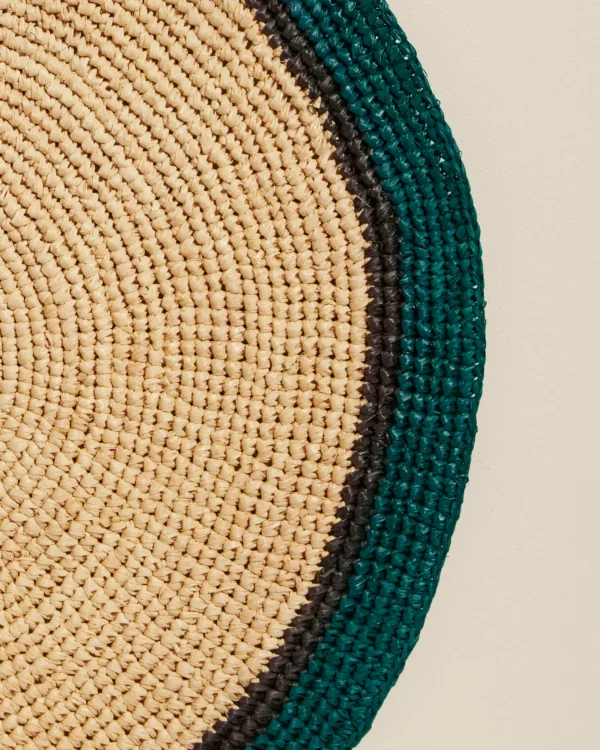 Set de table Globe en fibres naturelles avec une touche de bleu Sarah, un accessoire élégant et pratique pour ajouter du style et de la couleur à votre table.
