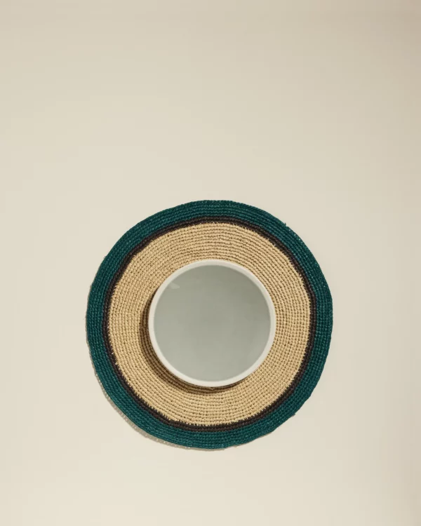 Set de table Globe en fibres naturelles avec une touche de bleu Sarah, un accessoire élégant et pratique pour ajouter du style et de la couleur à votre table.