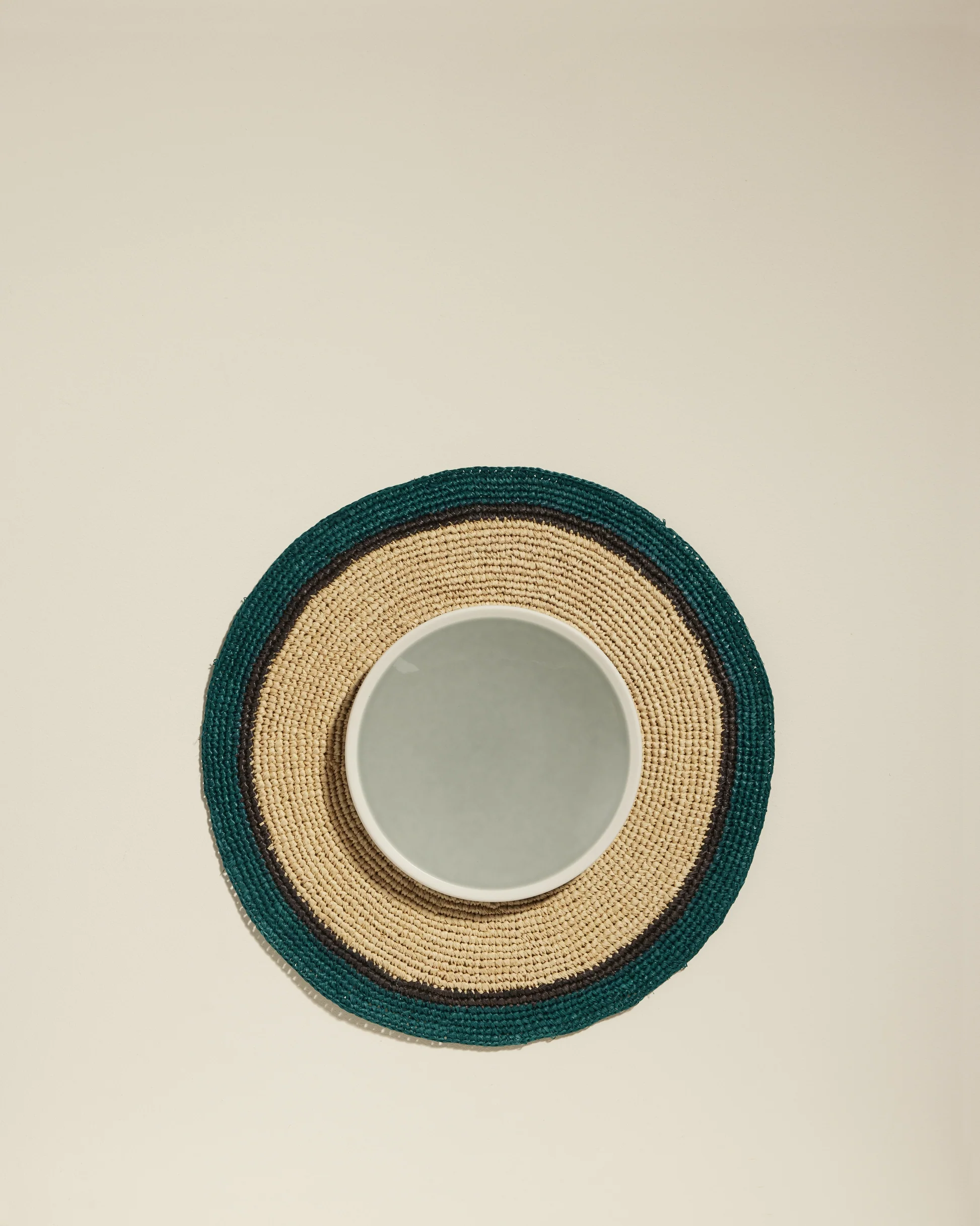 Set de table Globe en fibres naturelles avec une touche de bleu Sarah, un accessoire élégant et pratique pour ajouter du style et de la couleur à votre table.