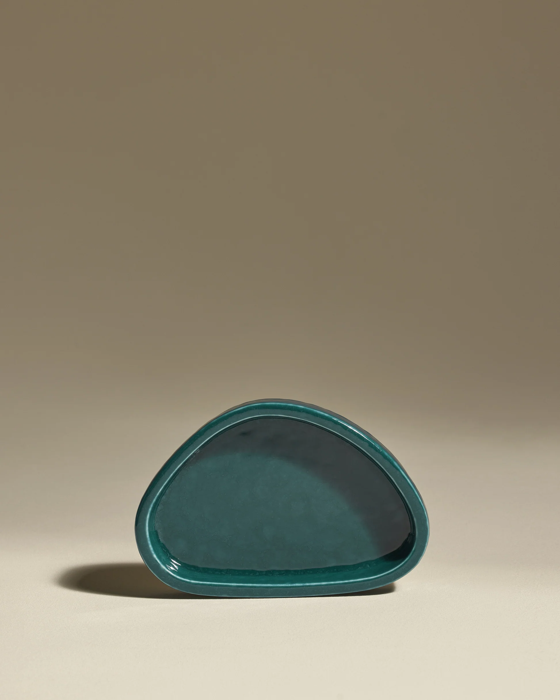 Vide poche Mars en céramique bleu Sarah, un objet élégant et pratique pour organiser votre espace tout en apportant une touche de couleur à votre intérieur.