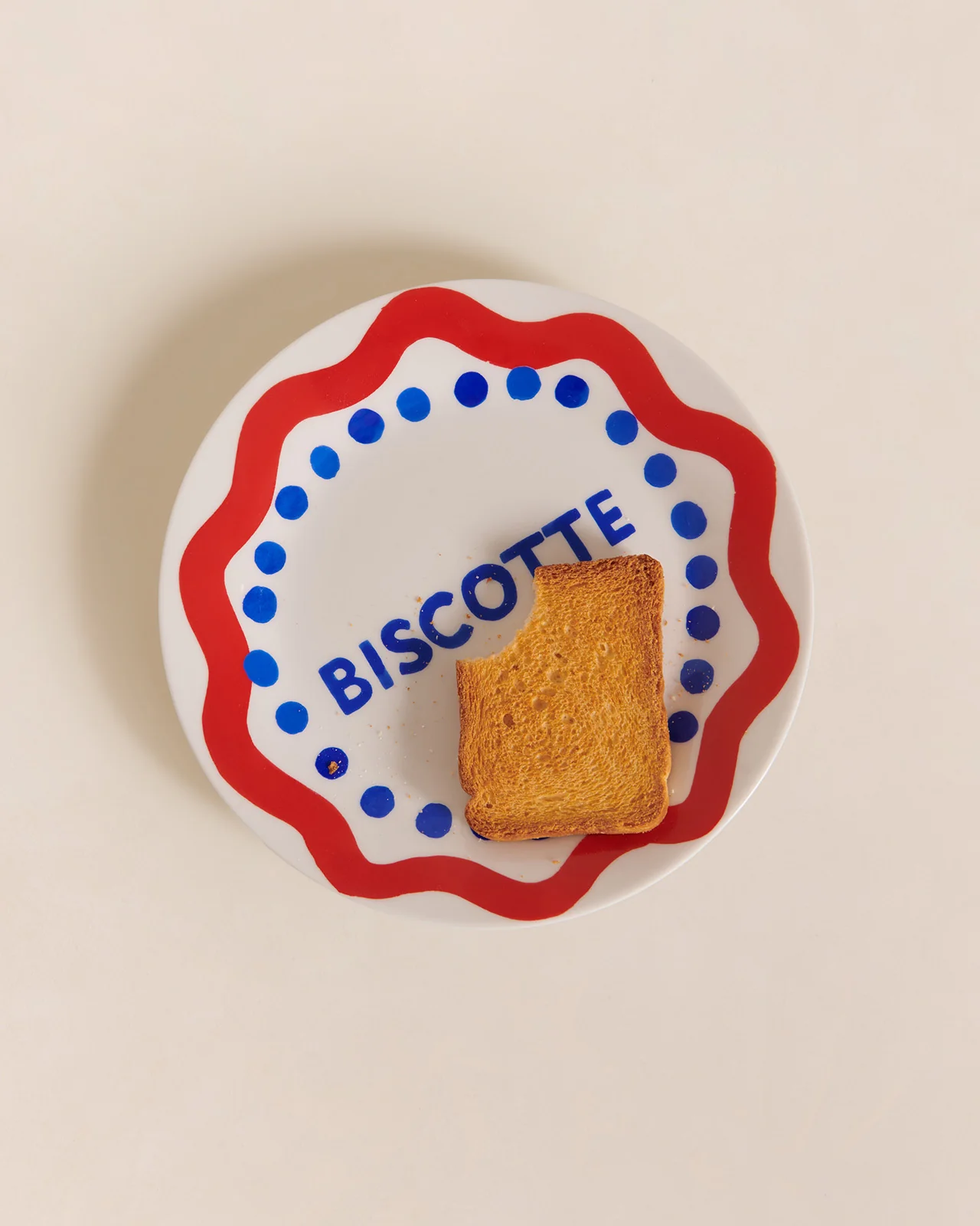 Assiette à dessert Biscotte en porcelaine fine, motif biscuit et message tendre, idéale pour les moments gourmands et les déclarations sucrées.