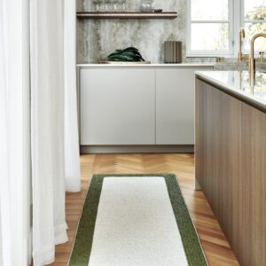 Tapis ILDA Vert Sapin et Crème Pappelina – Design intemporel et élégant, fabriqué en PVC suédois de qualité.