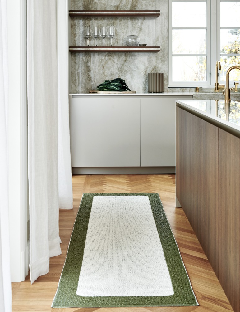 Tapis ILDA Vert Sapin et Crème Pappelina – Design intemporel et élégant, fabriqué en PVC suédois de qualité.