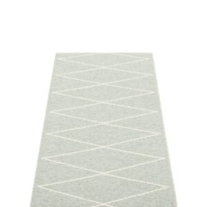 Tapis MAX Pappelina, design graphique moderne avec une élégance intemporelle, fabriqué en PVC suédois de haute qualité.