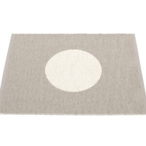 Tapis en plastique VERA SMALL ONE Mud Vanilla de Pappelina, petit format avec motif cercle agrandi, idéal pour salle de bain ou entrée.