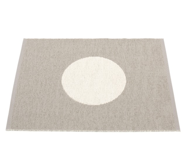 Tapis en plastique VERA SMALL ONE Mud Vanilla de Pappelina, petit format avec motif cercle agrandi, idéal pour salle de bain ou entrée.