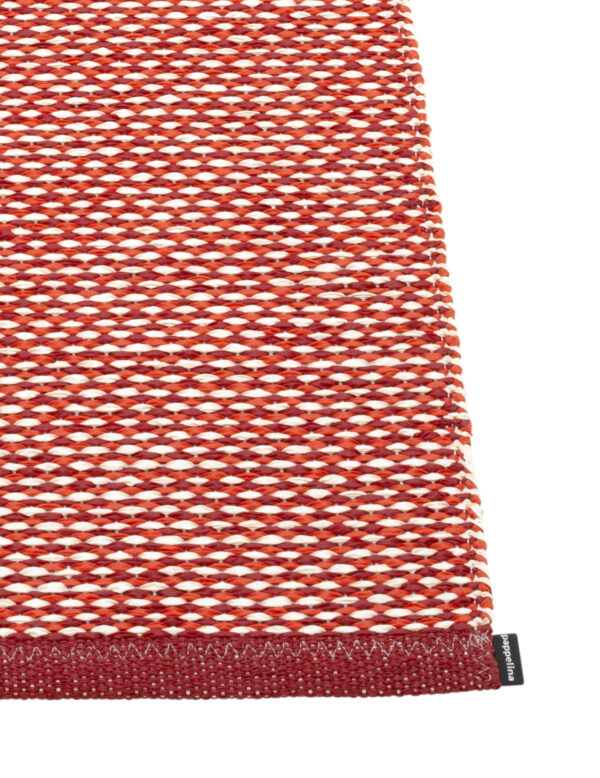 Tapis EFFI Pappelina en plastique tissé, design minimaliste et élégant, fabriqué en Suède pour un intérieur moderne et durable.