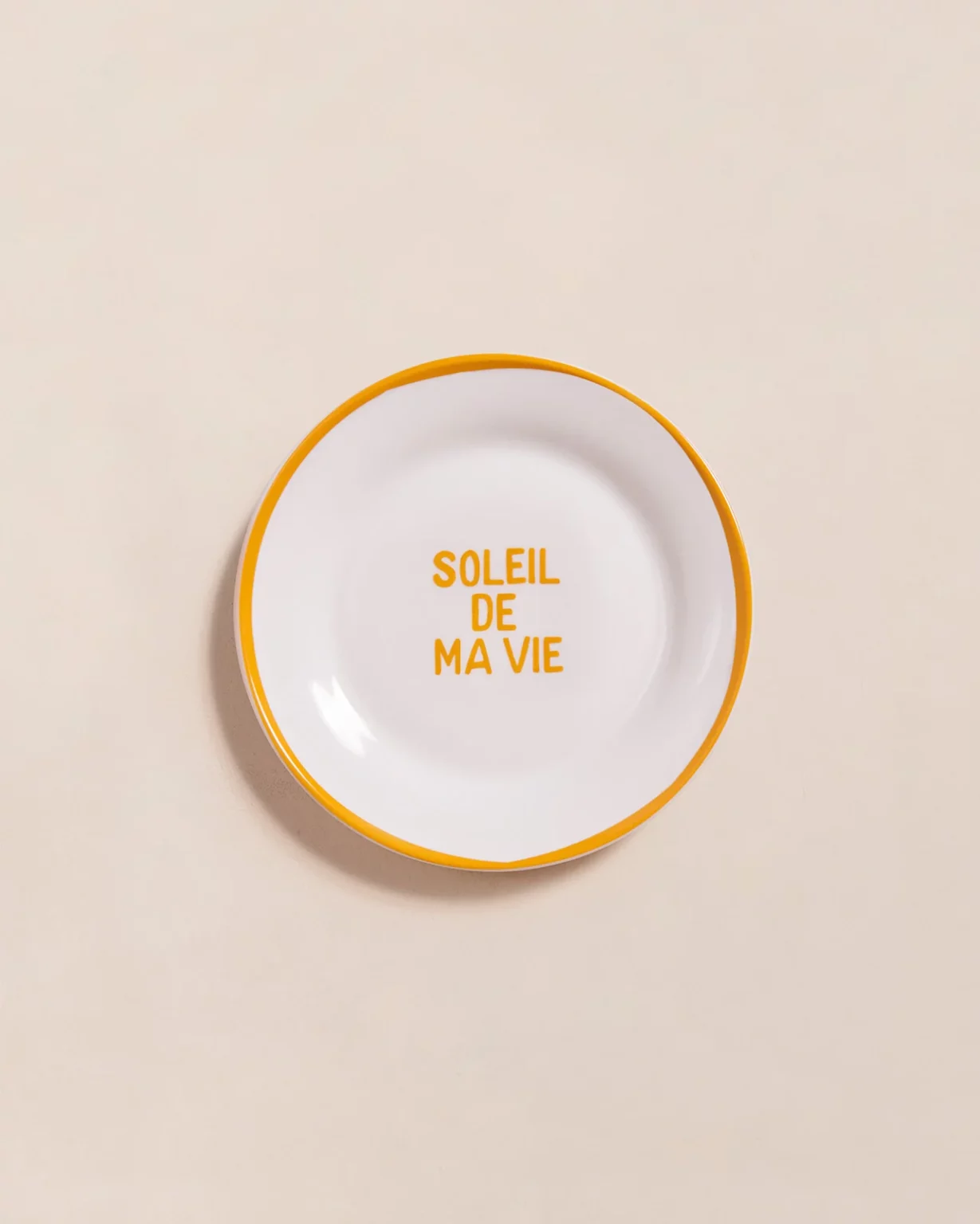Assiette en porcelaine jaune avec l'inscription "Soleil de ma vie" au centre, diamètre de 19 cm.