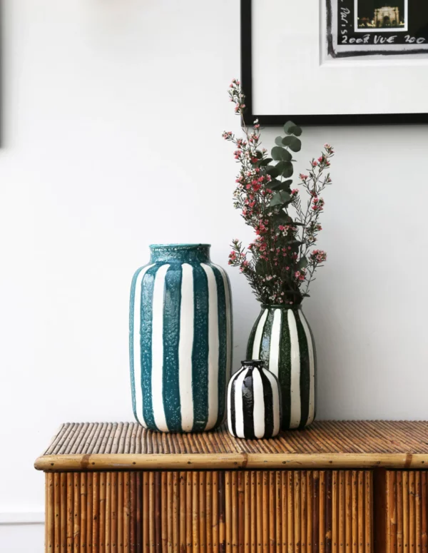 Vase décoratif Riviera en céramique terracotta de Maison Sarah Lavoine, au design épuré et aux courbes organiques. Une pièce élégante et chaleureuse, idéale pour sublimer votre intérieur avec une touche méditerranéenne. Parfait pour accueillir des fleurs fraîches, séchées ou servir d’élément décoratif.