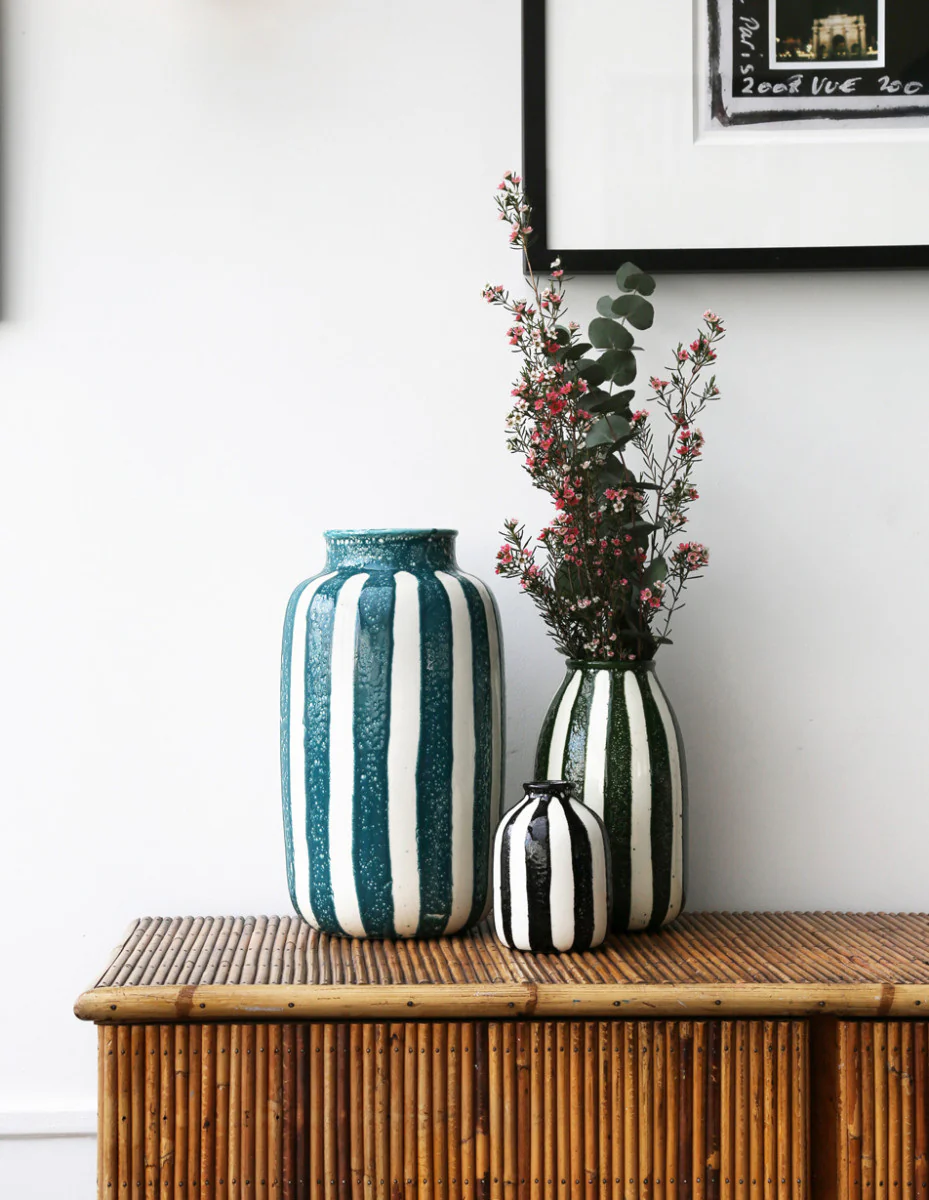 Vase décoratif Riviera en céramique terracotta de Maison Sarah Lavoine, au design épuré et aux courbes organiques. Une pièce élégante et chaleureuse, idéale pour sublimer votre intérieur avec une touche méditerranéenne. Parfait pour accueillir des fleurs fraîches, séchées ou servir d’élément décoratif.