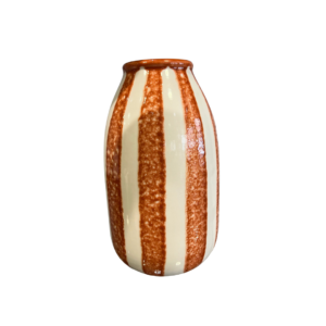 Vase décoratif Riviera en céramique terracotta de Maison Sarah Lavoine, au design épuré et aux courbes organiques. Une pièce élégante et chaleureuse, idéale pour sublimer votre intérieur avec une touche méditerranéenne. Parfait pour accueillir des fleurs fraîches, séchées ou servir d’élément décoratif.