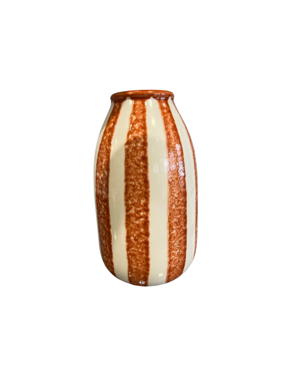 Vase décoratif Riviera en céramique terracotta de Maison Sarah Lavoine, au design épuré et aux courbes organiques. Une pièce élégante et chaleureuse, idéale pour sublimer votre intérieur avec une touche méditerranéenne. Parfait pour accueillir des fleurs fraîches, séchées ou servir d’élément décoratif.