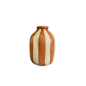 Pot décoratif Riviera en céramique terracotta (10x14 cm), au design épuré et aux nuances méditerranéennes. Parfait pour embellir une étagère, un buffet ou une table avec une touche chaleureuse et artisanale.