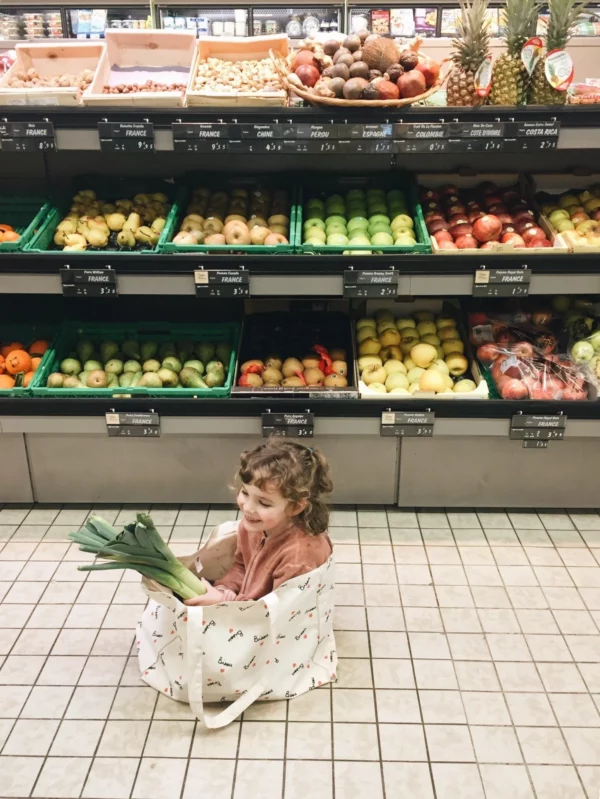 Cabas Bisou Mathilde Cabanas en coton bio, spacieux et éco-responsable, avec anses longues et imprimé durable. Un sac pratique et respectueux de l'environnement.