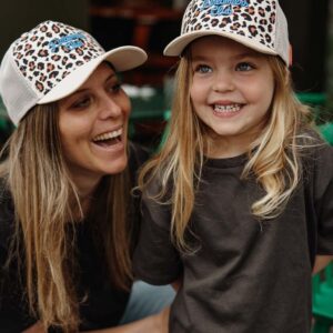 Casquette léopard maman Dreamers Club, éco-responsable, style trucker, ajustable, visière courbée.