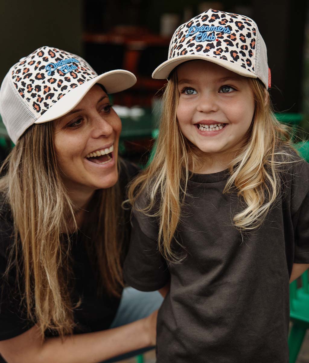 Casquette léopard maman Dreamers Club, éco-responsable, style trucker, ajustable, visière courbée.