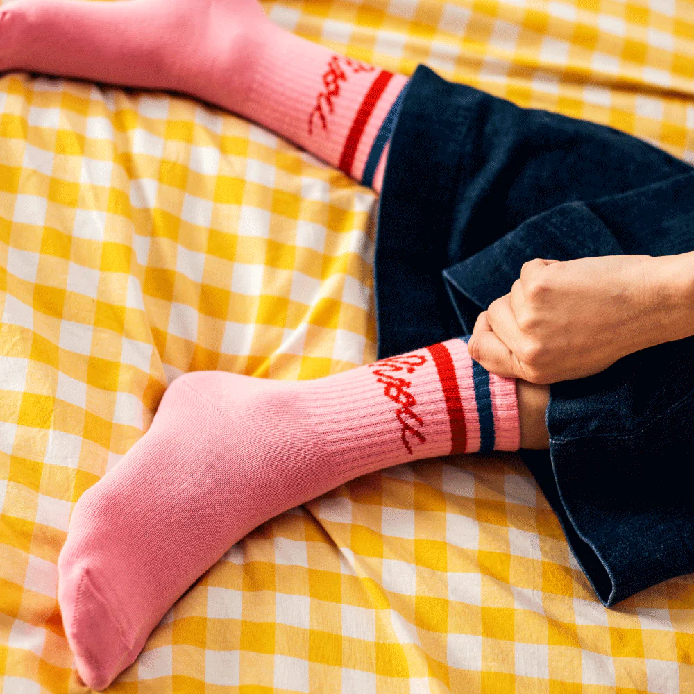 Chaussettes roses Bisou, de Mathilde Cabanas, confortables et colorées, adaptées du 38 au 42. Parfaites pour apporter de la bonne humeur à vos pieds