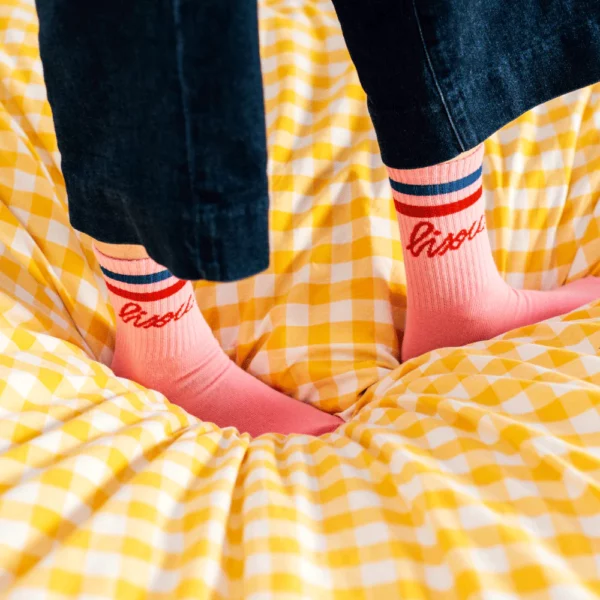 Chaussettes roses Bisou, de Mathilde Cabanas, confortables et colorées, adaptées du 38 au 42. Parfaites pour apporter de la bonne humeur à vos pieds