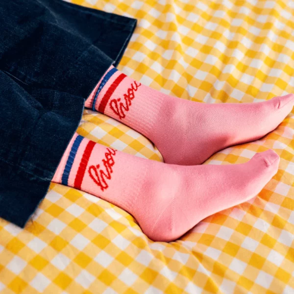 Chaussettes roses Bisou, de Mathilde Cabanas, confortables et colorées, adaptées du 38 au 42. Parfaites pour apporter de la bonne humeur à vos pieds