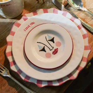 Assiette I Love You en céramique, idéale pour le petit déjeuner. Compatible lave-vaisselle.