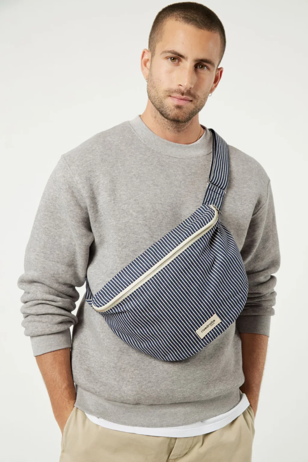 Sac banane Custine XL avec rayures bleu marine et blanches, fabriqué en coton recyclé et organique, avec une doublure rouge upcyclée.