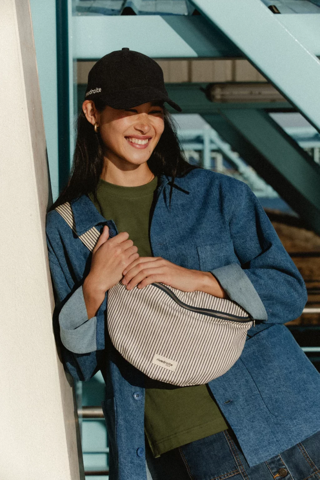 Sac banane Custine XL rayé bleu marine et blanc, en coton recyclé, pratique et tendance pour un usage quotidien.