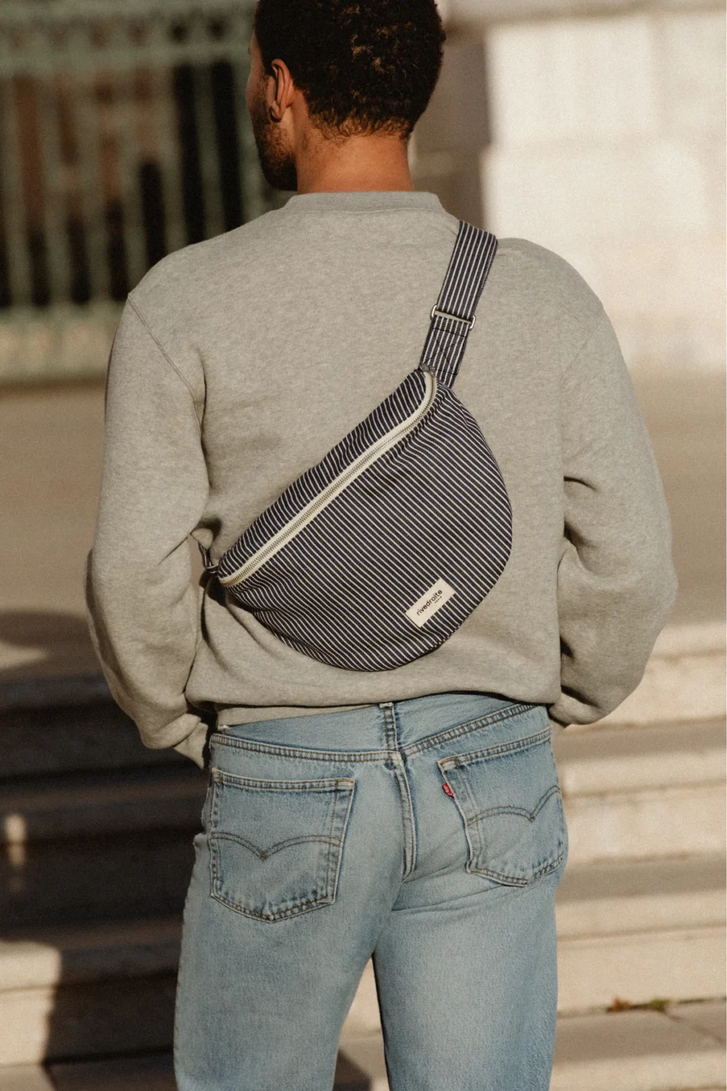 Sac banane Custine XL avec rayures bleu marine et blanches, fabriqué en coton recyclé et organique, avec une doublure rouge upcyclée.