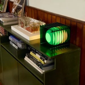 Lampe à poser LOP carré, design géométrique avec abat-jour en verre opale et structure en acrylique.