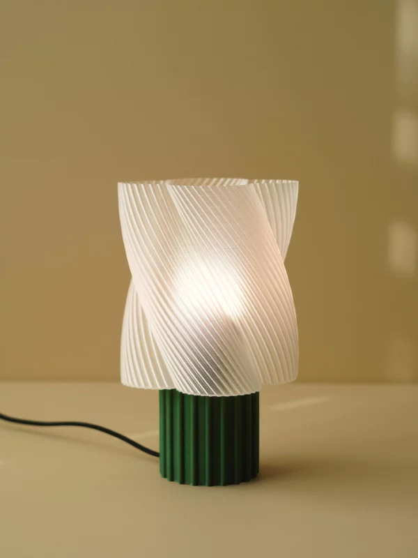 Lampe design en amidon de maïs biodégradable, coloris lait-menthe, avec cordon textile noir.