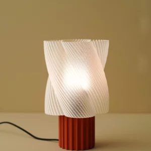 Lampe en amidon de maïs biodégradable, coloris terracotta, avec cordon textile noir.