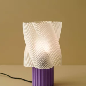 Lampe design en amidon de maïs biodégradable, coloris lait-violette, avec cordon textile noir.