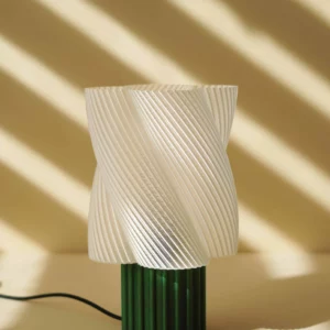 Lampe design en amidon de maïs biodégradable, coloris lait-menthe, avec cordon textile noir.