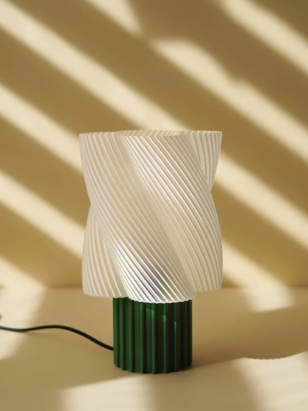 Lampe design en amidon de maïs biodégradable, coloris lait-menthe, avec cordon textile noir.