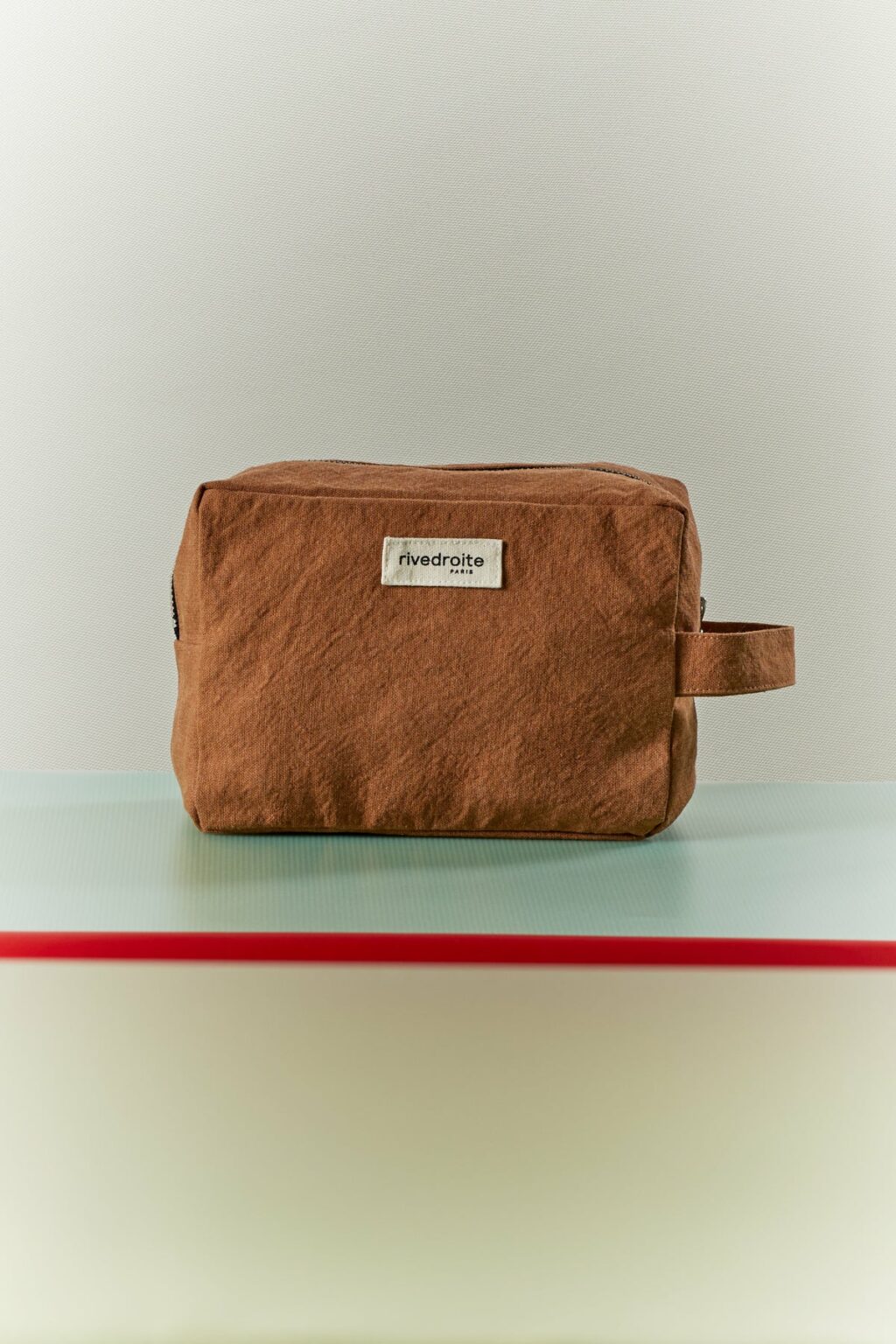 Trousse de toilette Tournelles XL Camel de Rive Droite avec coloris camel, doublure recyclée et fermetures dorées.