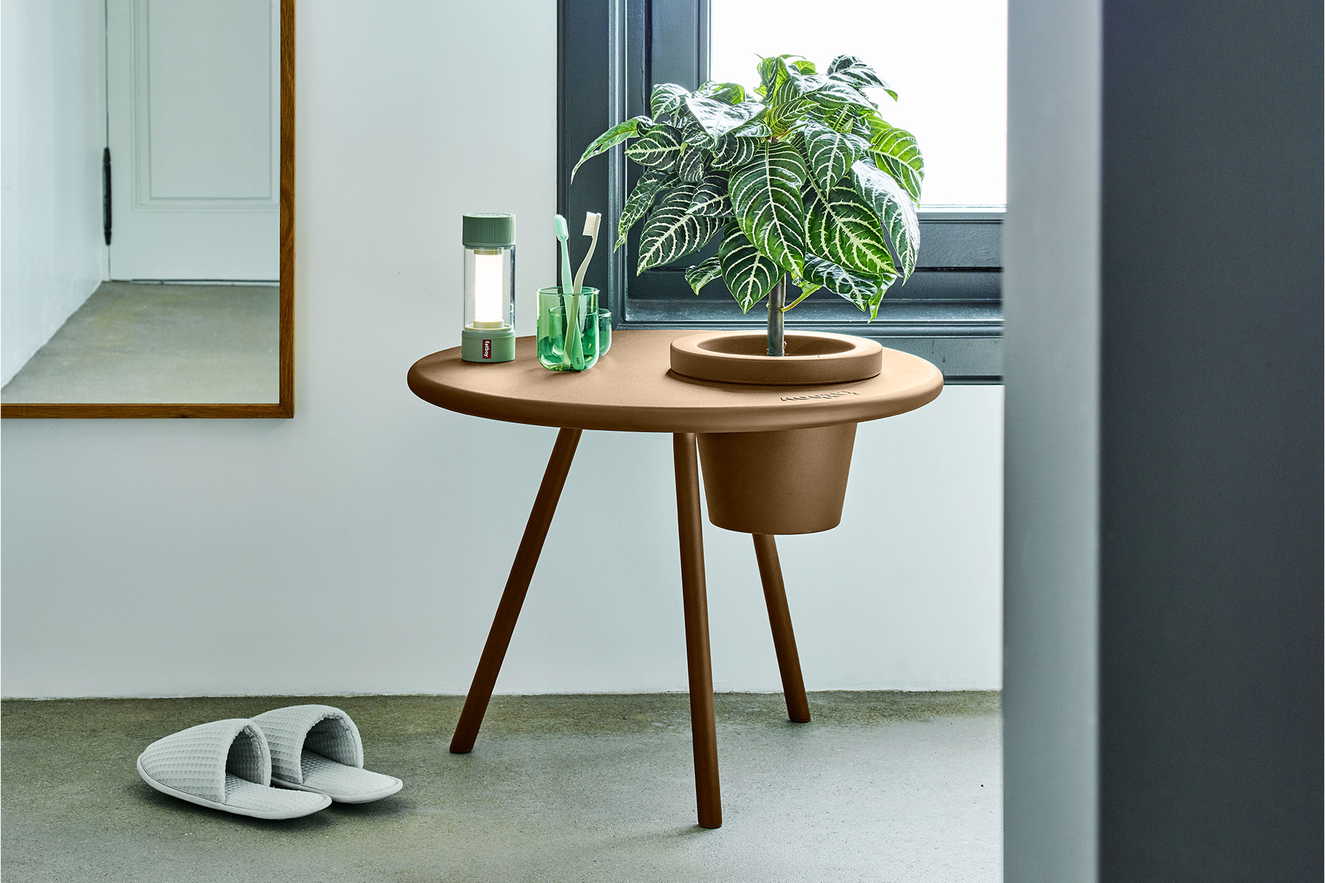 Table d'appoint Bakkes Mocha Fatboy – Design moderne avec pot de fleurs intégré, idéale pour intérieur et extérieur.