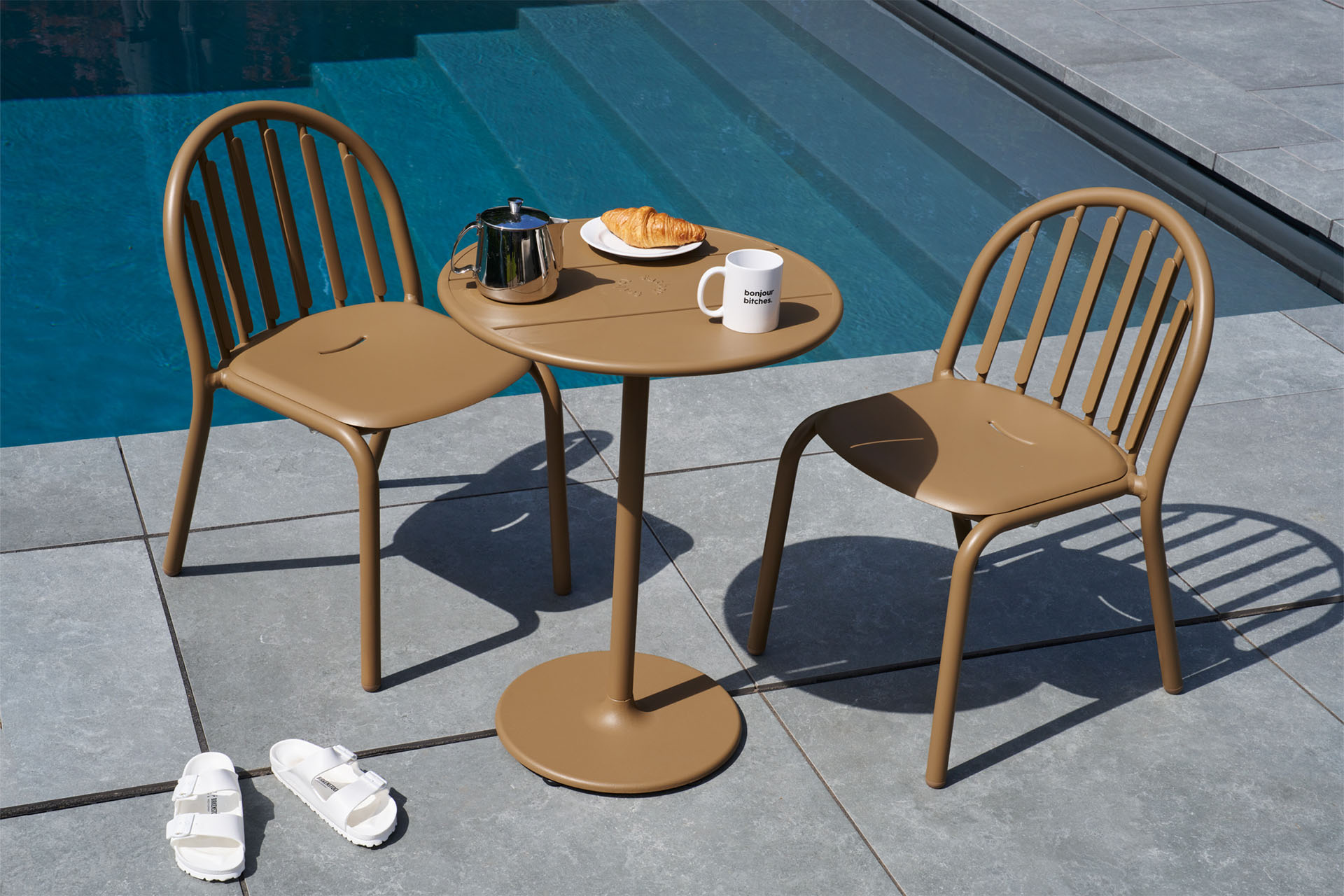 Table de bistrot Fatboy Mocha – Élégante, robuste et idéale pour intérieur et extérieur.