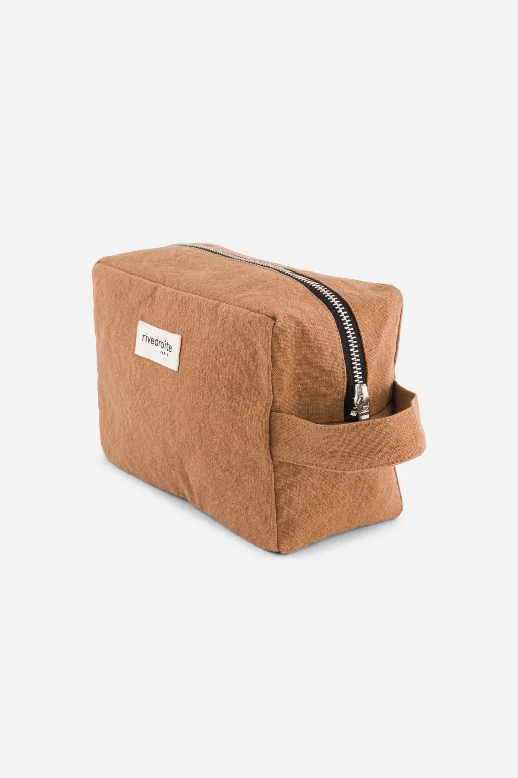 Trousse de toilette Tournelles XL Camel de Rive Droite avec coloris camel, doublure recyclée et fermetures dorées.
