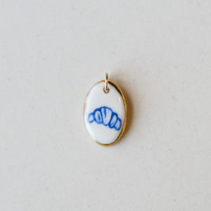 Médaillon croissant en porcelaine blanche et or 14k fait main
