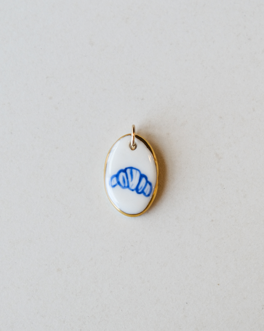 Médaillon croissant en porcelaine blanche et or 14k fait main