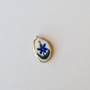 Médaillon Fleur bleue en porcelaine blanche et or 14k fait main