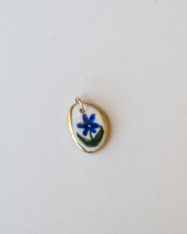 Médaillon Fleur bleue en porcelaine blanche et or 14k fait main