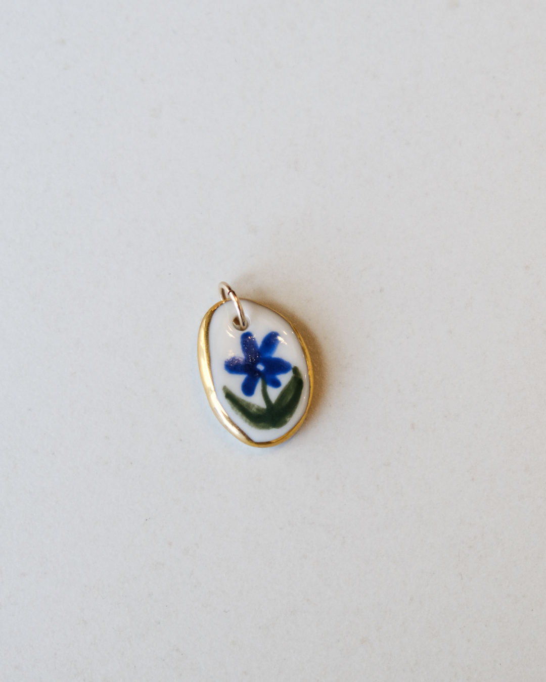 Médaillon Fleur bleue en porcelaine blanche et or 14k fait main