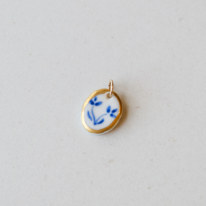 Médaillon romantique en porcelaine blanche et or 14k fait main