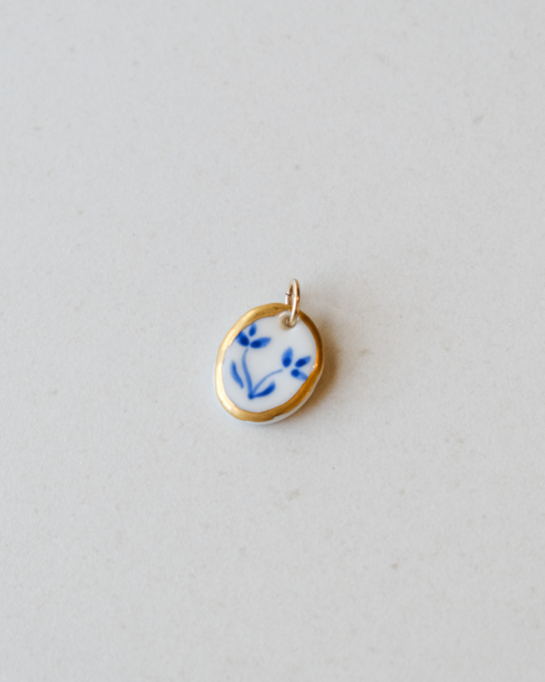 Médaillon romantique en porcelaine blanche et or 14k fait main