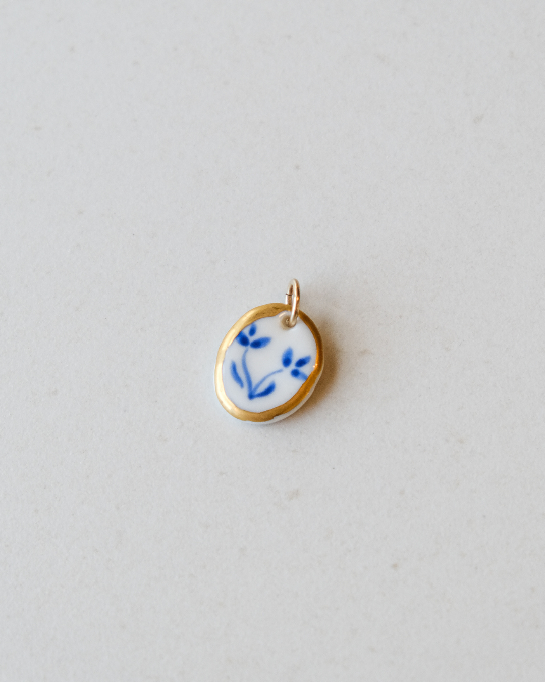 Médaillon romantique en porcelaine blanche et or 14k fait main