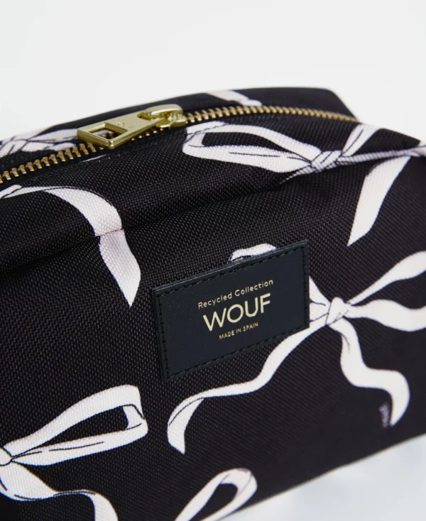 Trousse de toilette Carlota noire, compacte, fabriquée en tissu recyclé avec finition déperlante, pour organiser vos essentiels de beauté au quotidien.