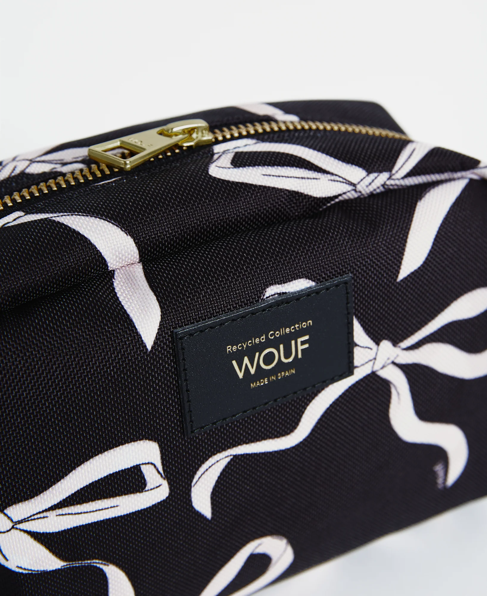 Trousse de toilette Carlota noire, compacte, fabriquée en tissu recyclé avec finition déperlante, pour organiser vos essentiels de beauté au quotidien.